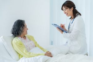親の老人ホーム費用内訳と入居後に月額が上がるリスク