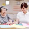 老人ホームでのレクリエーションの種類や効果を詳しく解説