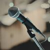 老人ホームではカラオケを楽しめる？歌の効果や人気の曲を紹介