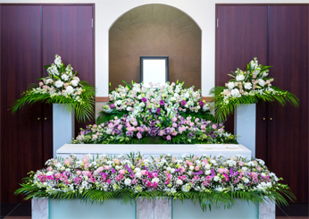 お花に囲まれた生花祭壇。故人様のお好きだった色やお花をお聞かせ頂きます。