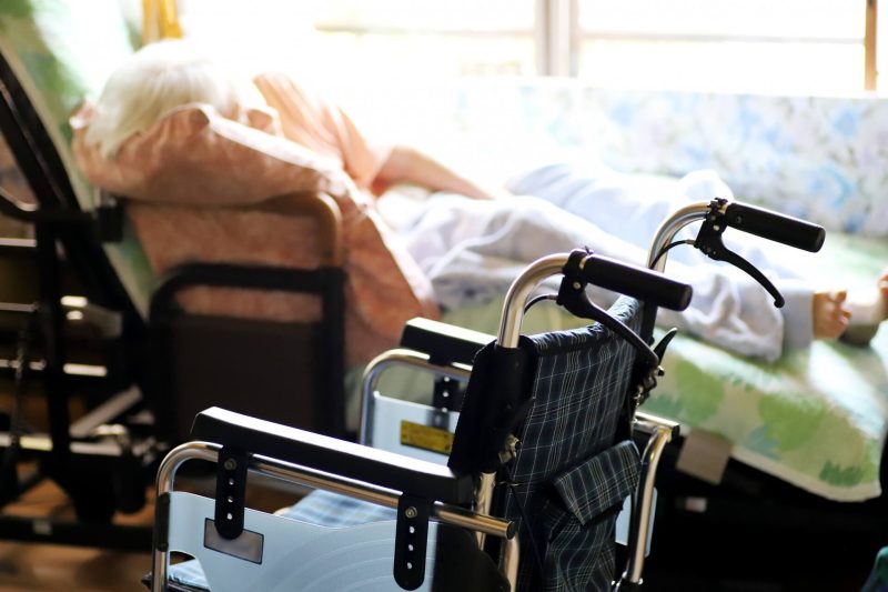 高齢の親が寝てばかりいるのは認知症の初期症状が原因？家族ができる対処法3選