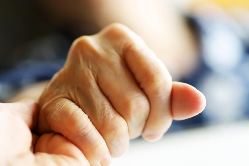 認知症の親を施設に入れるタイミングと注意点を徹底解説