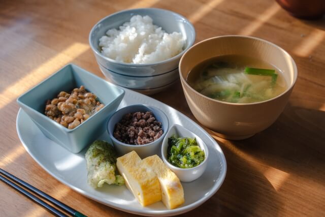 認知症予防のための食事とは？おすすめの食べ物と控えたい習慣も解説