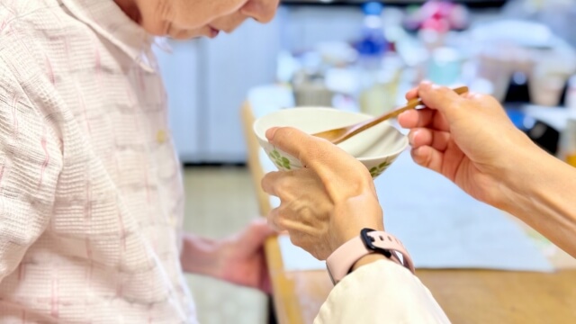 認知症の方が食事拒否した場合の対応