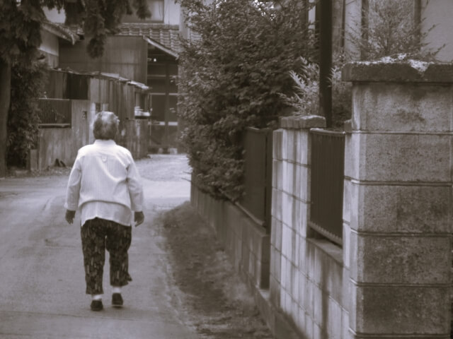 夜間せん妄が起こる原因とは？家族の対応や認知症との違いも解説