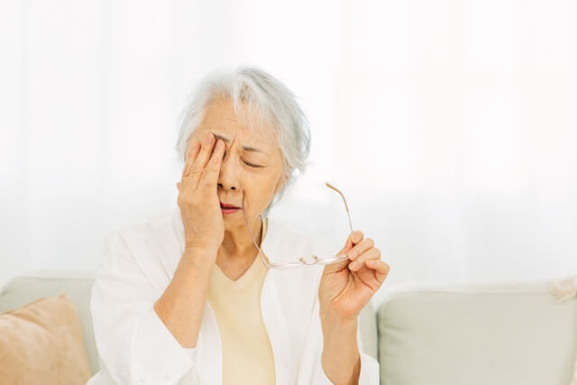 「虫が見える」という幻覚はレビー小体型認知症？症状や家族ができる対応法