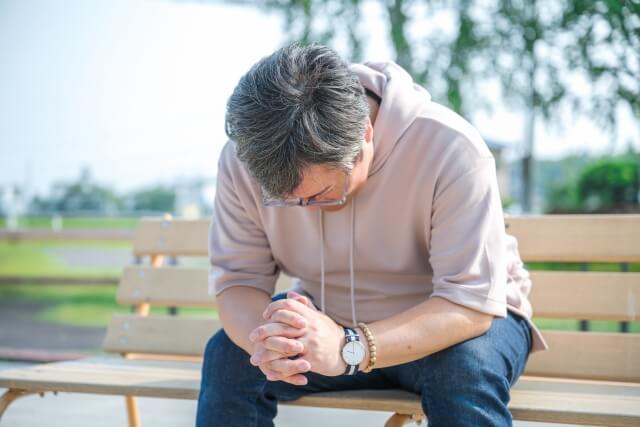 認知症が一気に進むように見えるのはなぜ？原因と家族ができる対応を解説