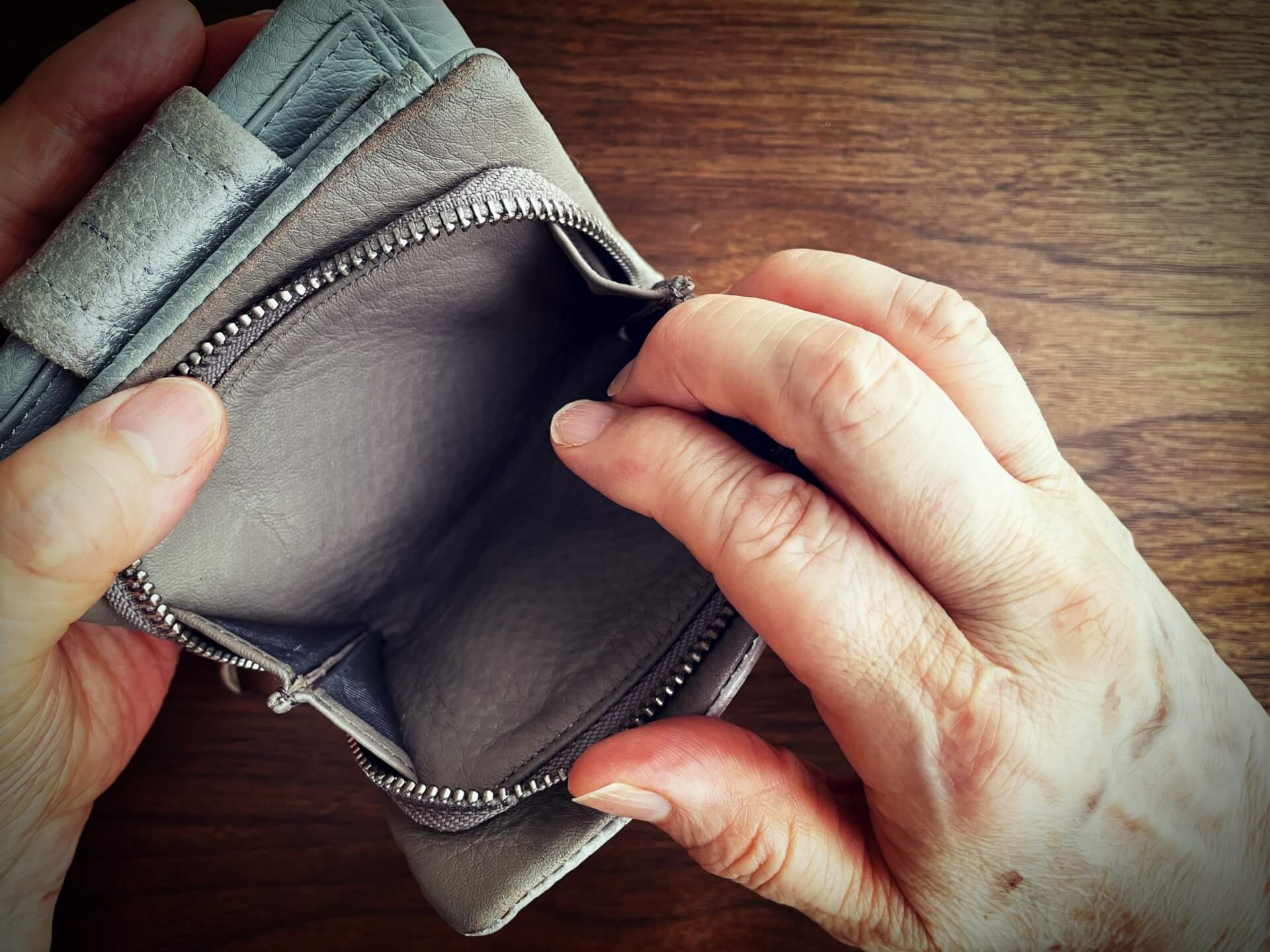 認知症の親がお金がないと言うのはなぜ？背景や家族ができる対応のヒント