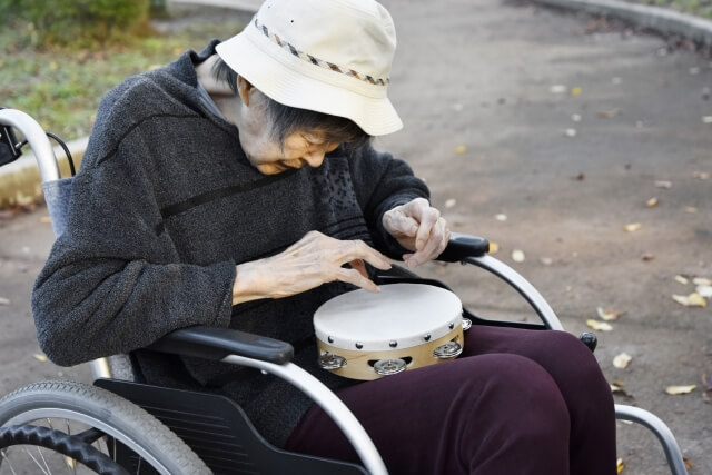 認知症の家族にはどう対応するべき？接し方や相談先を解説