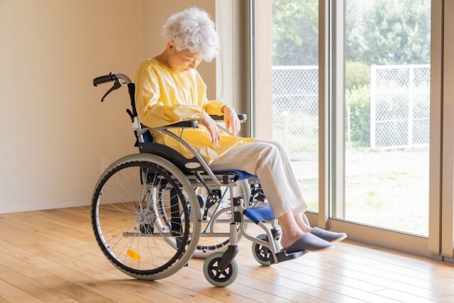 認知症と睡眠の関係とは？家族が気をつけたい変化や受診の目安も解説