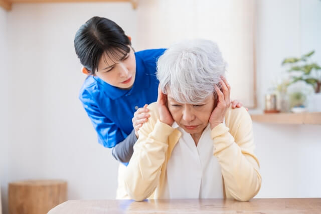 レビー小体型認知症の特徴とは？日常場面での具体例や対応のヒントも解説