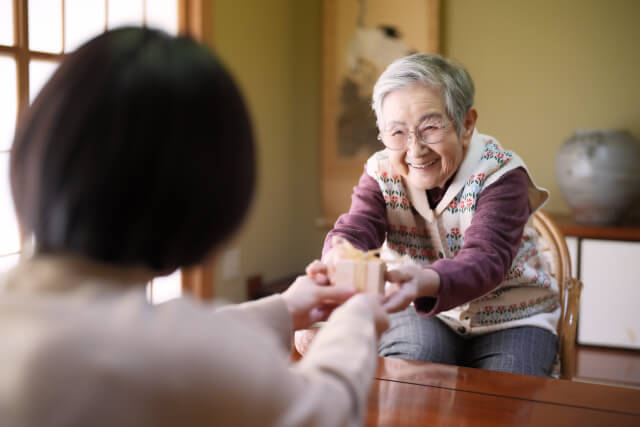 高齢者に合ったボランティアの種類｜メリット・注意点や探し方も解説