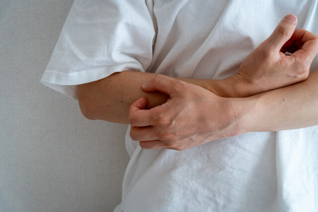 認知症で服を着替えないとどうなる？臭い・衛生面への影響