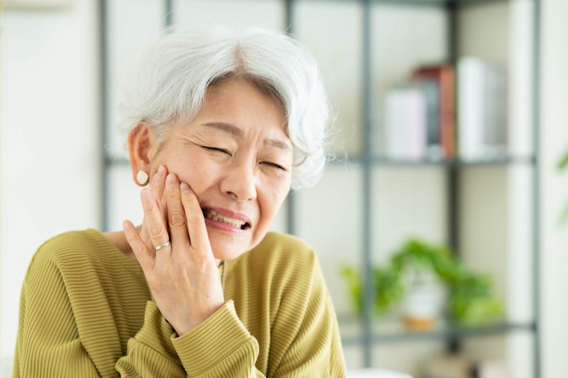 認知症と歯周病の関係とは？受診の目安と意識したい口腔ケアのポイントも解説