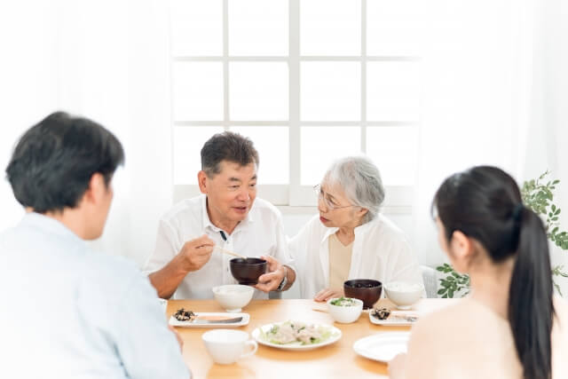 認知症の在宅介護で限界と感じるのは、介護を見直すサイン？