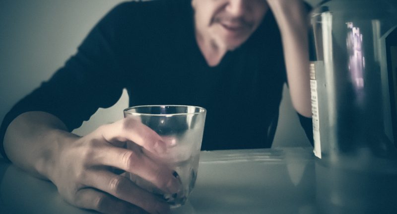 アルコール性認知症チェックリスト｜初期症状・特徴と脳への影響を解説