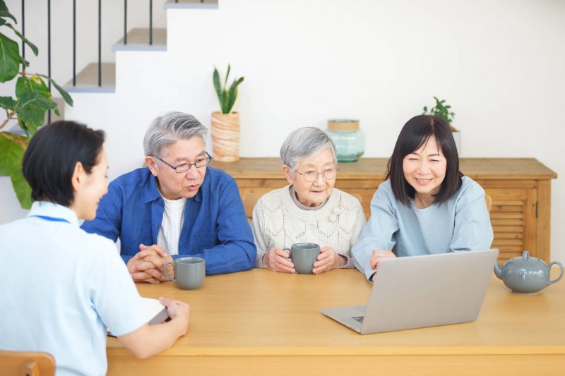 認知症は受診しないとどうなる？家族に起こりやすい困りごとや受診の伝え方