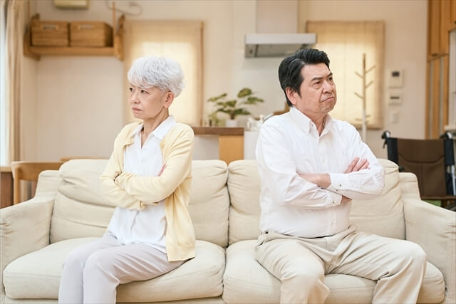 認知症の初期症状は怒りっぽい？4つの原因や見分け方、対応を解説