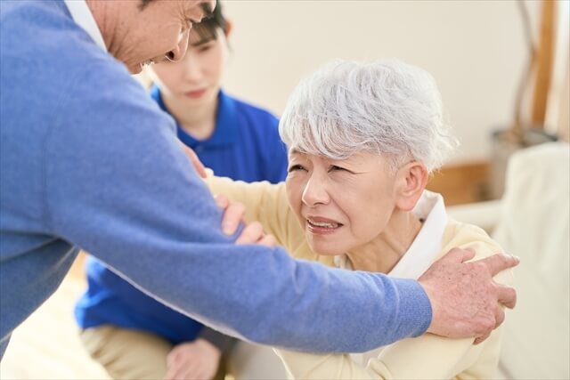 認知症の家族が入浴拒否して暴れるのはなぜ？対応方法や声かけの例、利用できるサービス