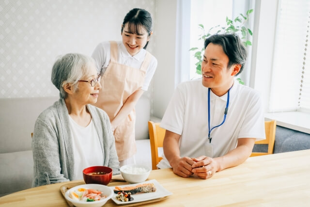 認知症で食べたことを忘れるときの6つの対応・対処法