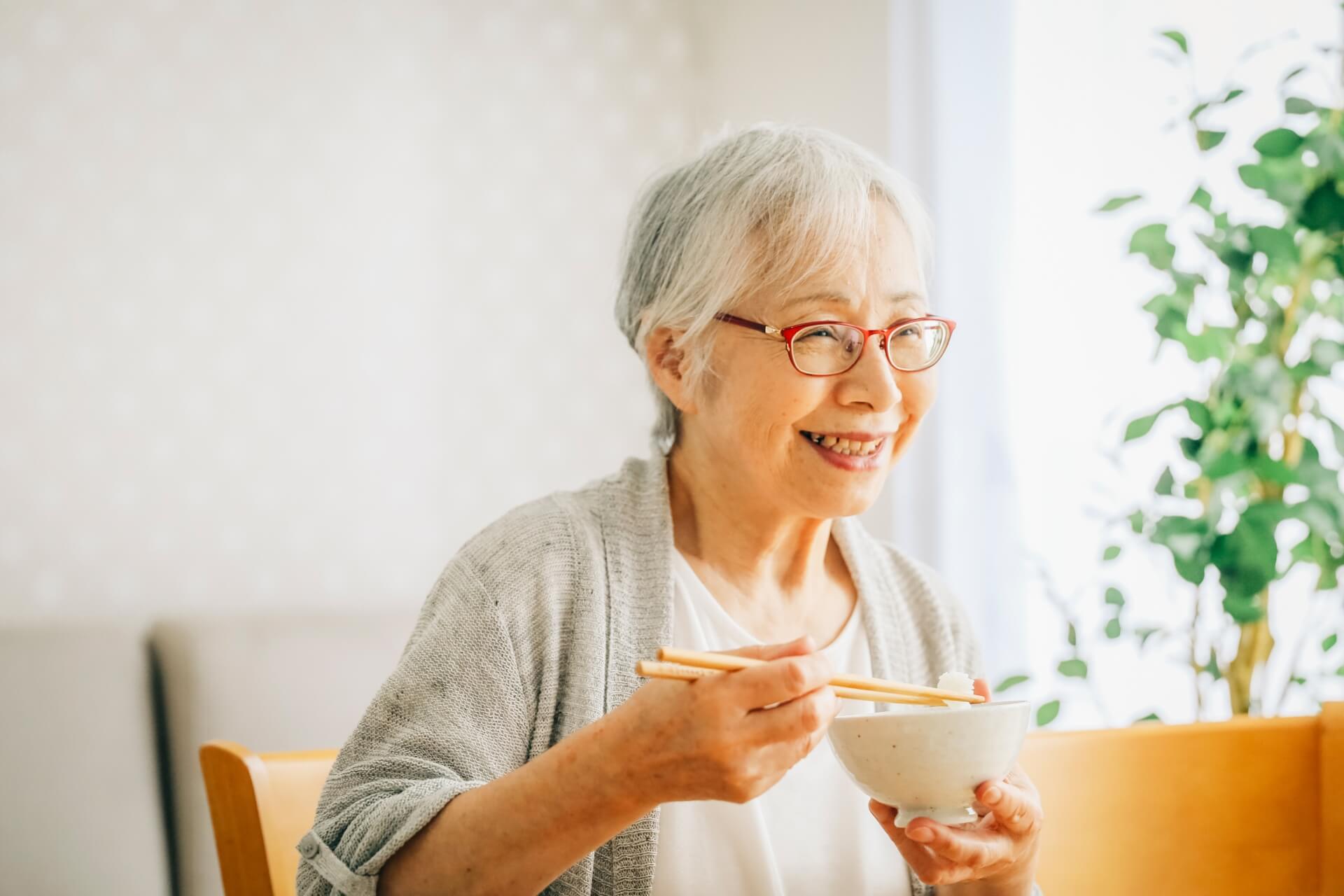 認知症で食べたことを忘れるときの対応は？原因と6つの対処法を解説