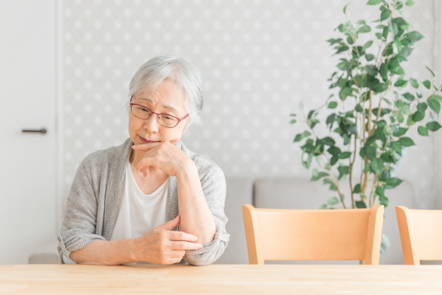 アルツハイマー型認知症の進行を遅らせることはできる？治療法や生活習慣を解説