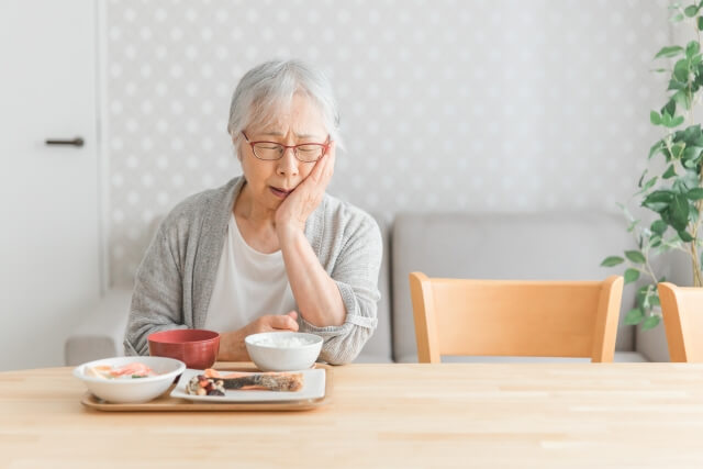 認知症で食べたことを忘れる主な3つの原因