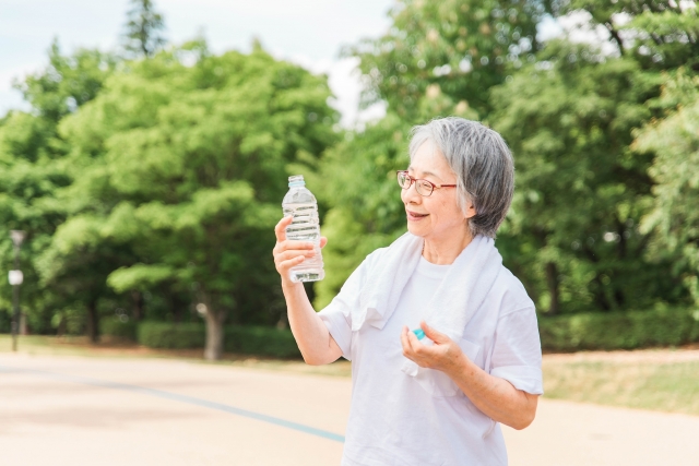認知症予防に取り組む高齢者が飲む水分量の目安