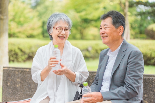 認知症予防に水分補給は効果があるの？不足しやすい原因や目安、飲み方の工夫を解説