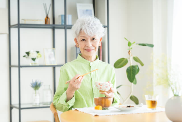 認知症の方で注意が必要な食事に関するその他の行動