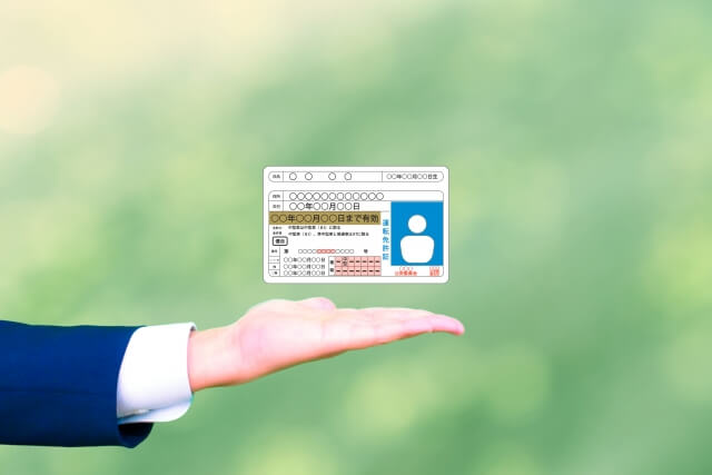 認知症と診断されたら運転免許証はどうなる？リスクや家族の関わり方を解説