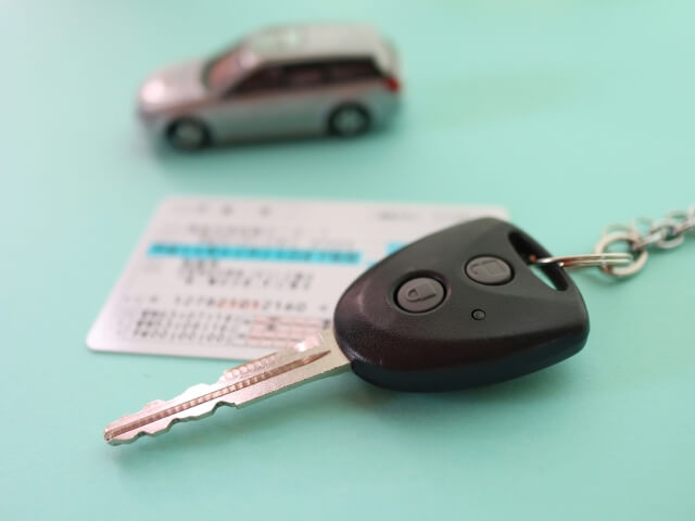 認知症になったら車の運転はできる？危険性や免許のルール、やめさせたいときのコツ5つを解説