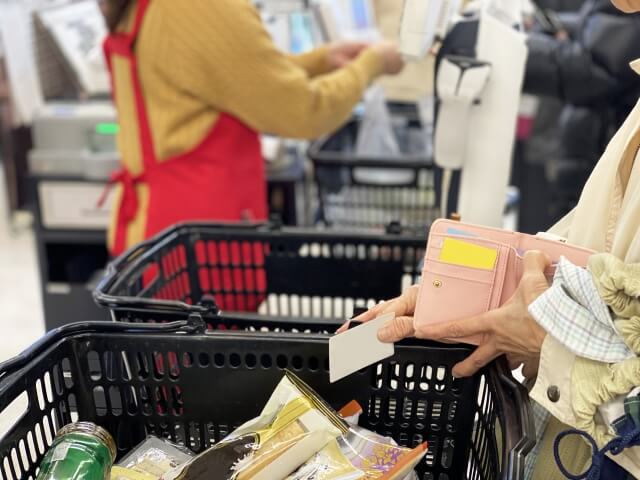 認知症の人が同じものを買うのはなぜ?よくある症状