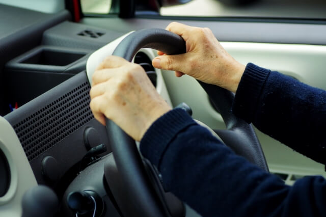 認知症の診断後も運転を続けるリスク