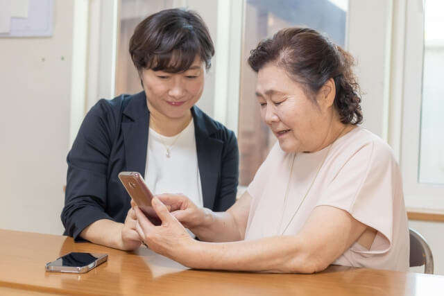 認知症の親を詐欺から守るために家族ができる対策