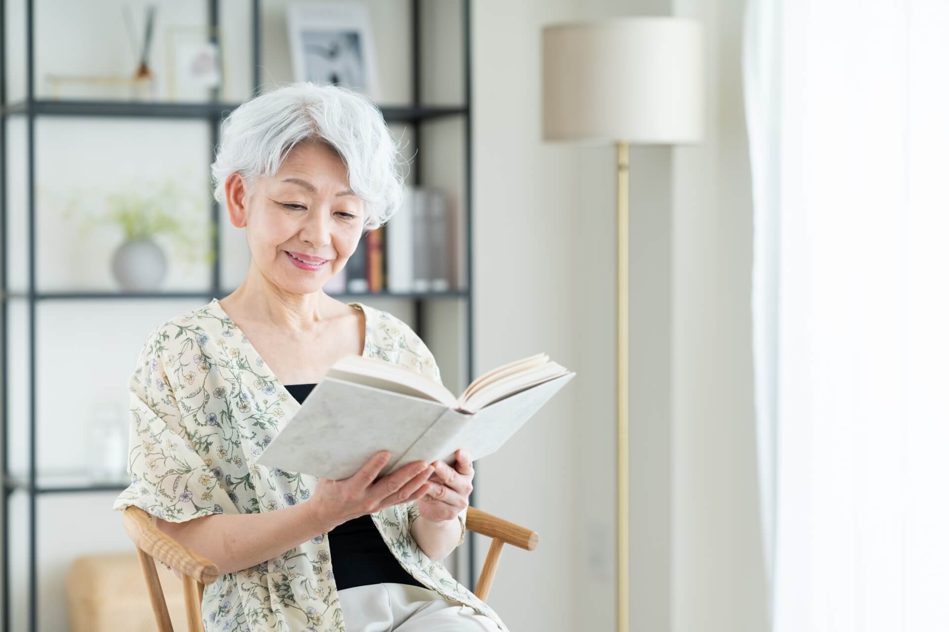 認知症予防に読書は役立つ？おすすめの本の選び方や続けるコツを解説