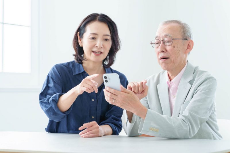 認知症の親と考えるデジタル終活とは？スマホ・ネット銀行・サブスクなどの整理と注意点
