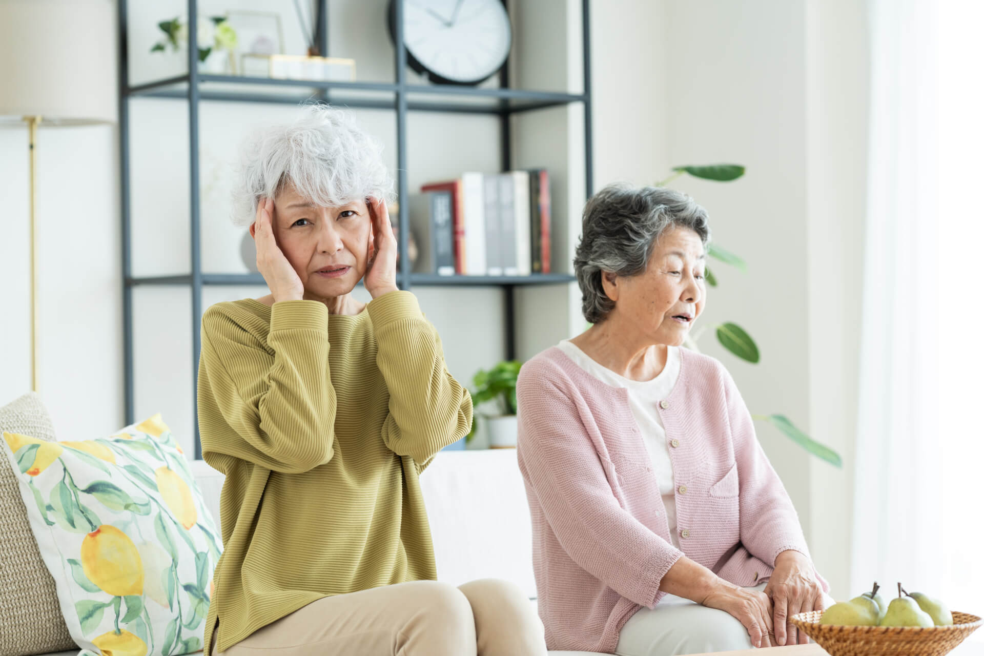 認知症介護でイライラするのはなぜ？原因や5つの対処法、ストレスを溜めないコツを解説