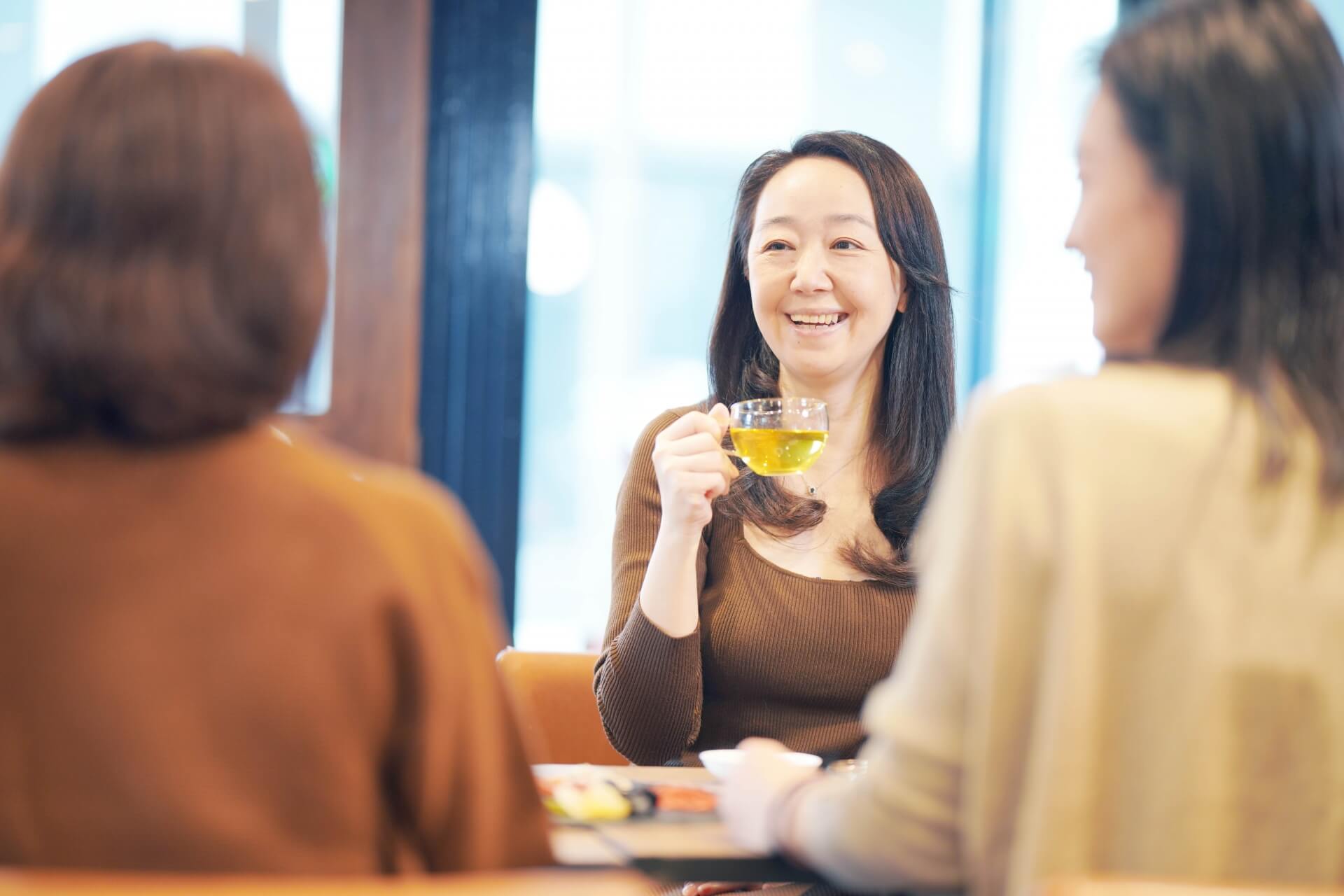 認知症カフェとは？参加できる人・費用・過ごし方・相談例を解説
