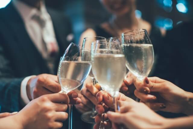 結婚式の乾杯は誰にお願いすべき?