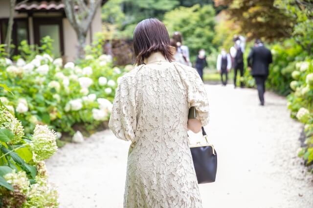 冬の北海道の結婚式は会場内と移動中で服装を分ける