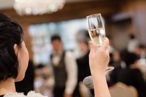 結婚式の乾杯は誰にお願いする？選び方や頼み方を解説