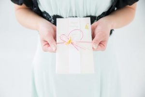 北海道の結婚式でご祝儀は必要？会費制の相場・親族別マナー
