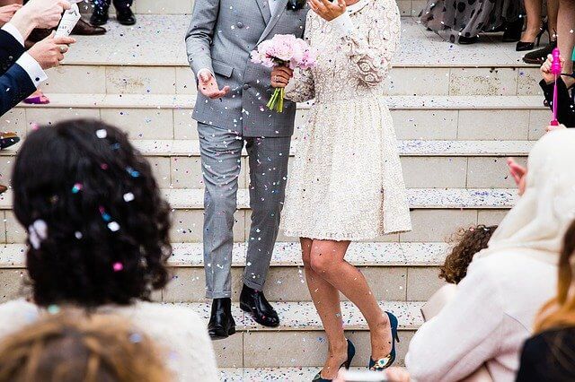 式に遭遇するかも!?結婚式場らしい服装で